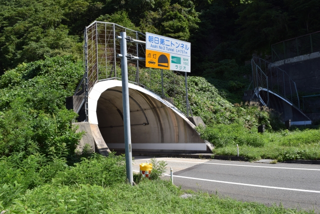 入口が斜めのトンネル