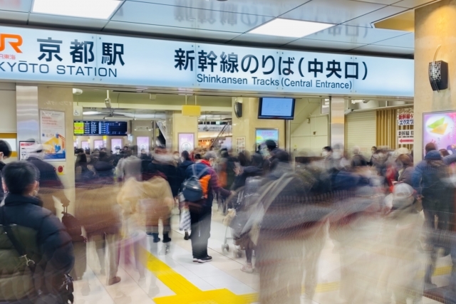 乗客で混雑